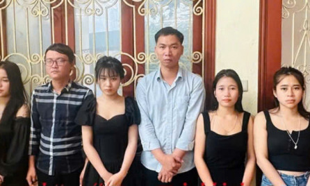 Bắt 2 nhóm đối tượng tàng trữ, sử dụng trái phép ma túy tại phòng trọ, quán karaoke