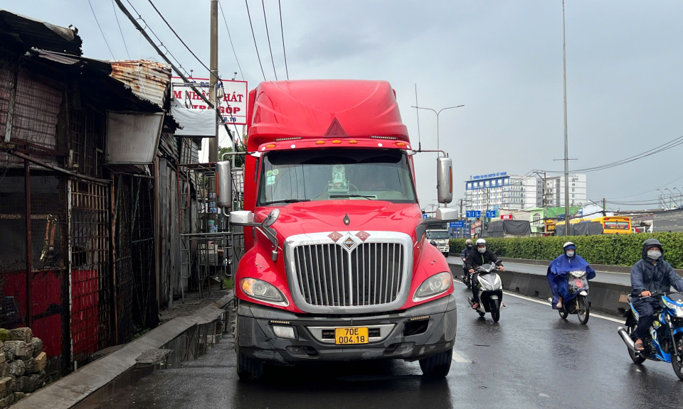 Vượt đèn đỏ, người phụ nữ đi xe đạp điện trọng thương sau va chạm với xe container