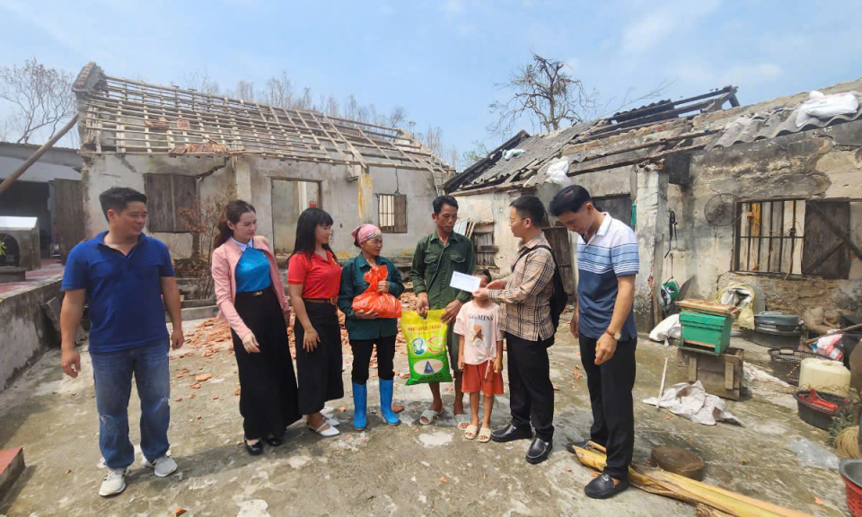 Tặng quà cho đồng bào vùng bão lũ tại các huyện Vân Đồn, Tiên Yên