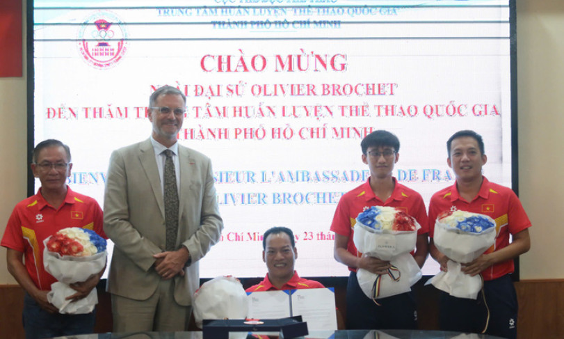 Đại sứ Pháp trao thư chúc mừng Lê Văn Công vì giành HCĐ Paralympic