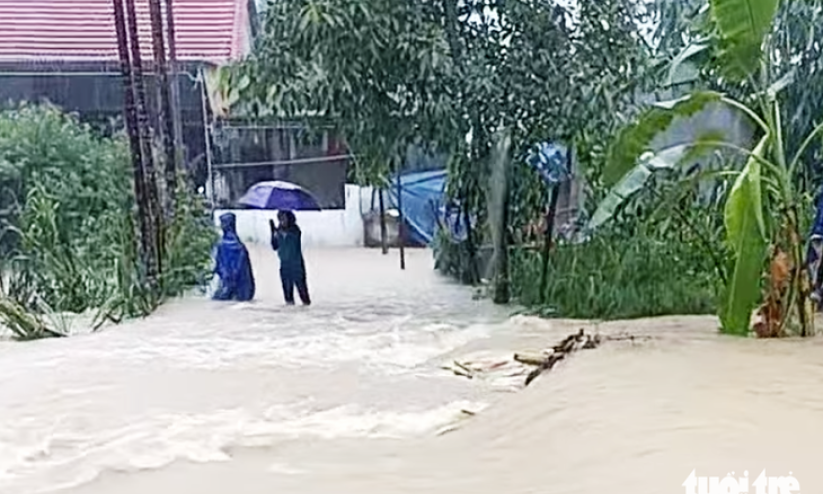 Khen thưởng ba công dân lao vào dòng nước cứu hai chị em bị lũ cuốn