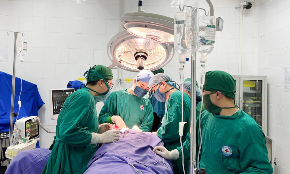Cấp cứu thành công cho bệnh nhân đa chấn thương nặng do nổ gas ở máy làm kem