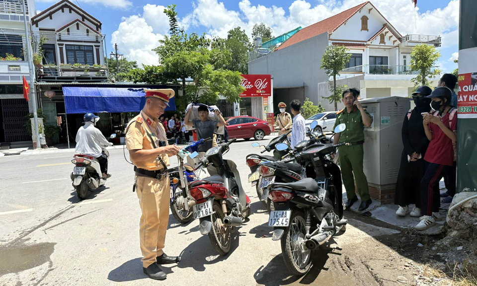 Học sinh đi xe máy tới trường: Chuyện cũ tái diễn