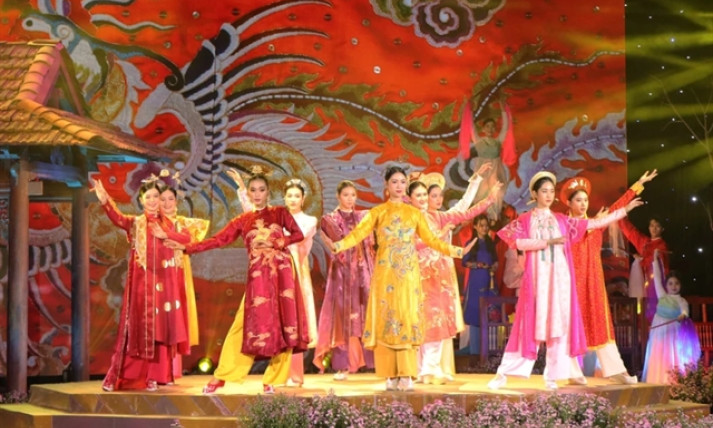 Traditional cultural values shine at Huế “Áo dài” festival