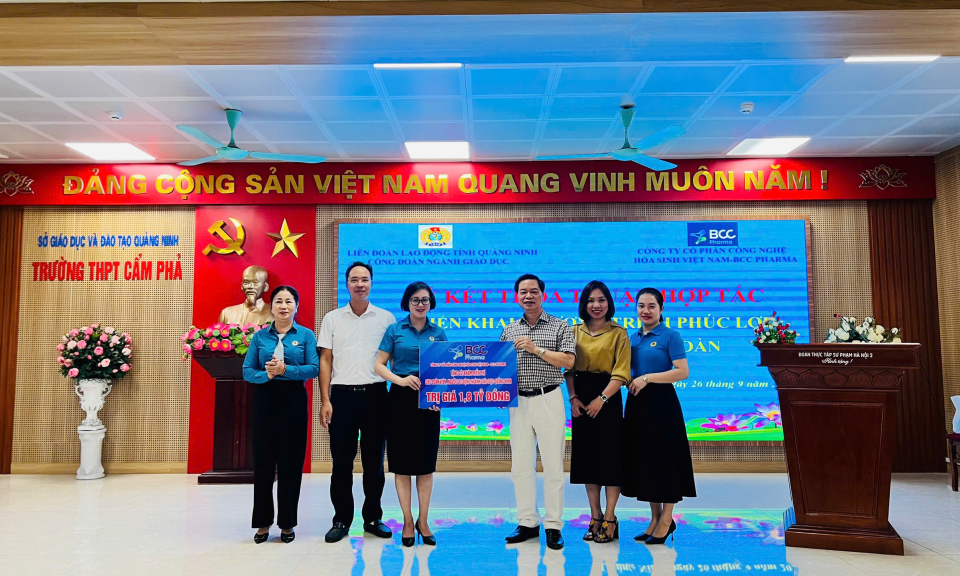 Trao tặng gói khám sức khỏe miễn phí trị giá 1,8 tỷ đồng cho cán bộ, giáo viên, người lao động 