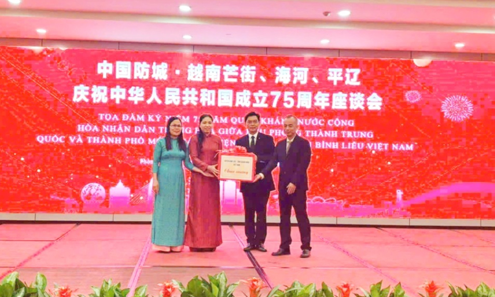 Đoàn Đại biểu Bình Liêu, Hải Hà, Móng Cái (Việt Nam) chúc mừng 75 năm Quốc khánh nước Cộng hòa Nhân dân Trung Hoa   