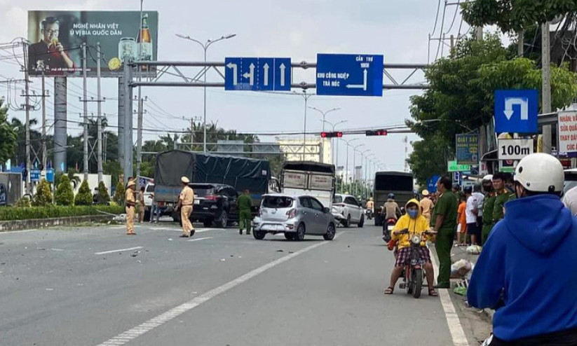 Tài xế nghi ngáo đá tông xe hàng loạt ở Cần Thơ, 2 người chết, 6 người bị thương