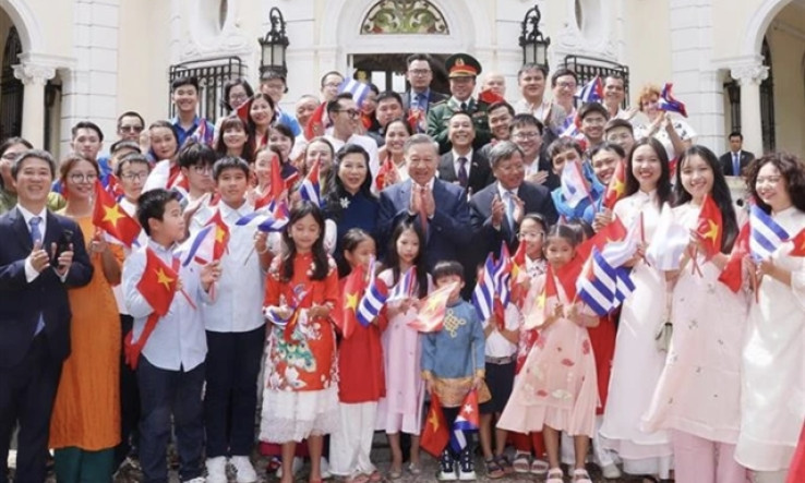 Party, State leader gives encouragement to Vietnamese Embassy, community in Cuba