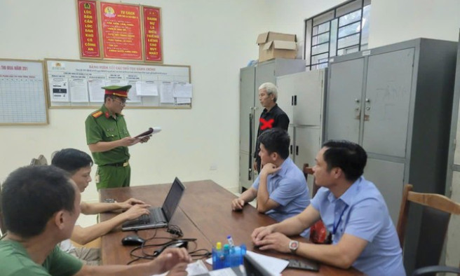 Chém liên tiếp vào đầu em trai, gây thương tích cho vợ, em dâu