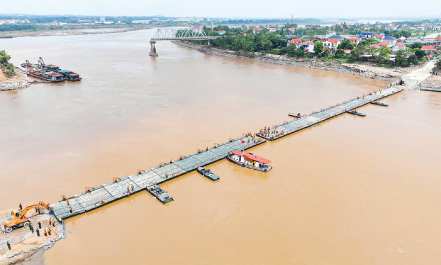 Hoàn thành lắp cầu phao Phong Châu trong 90 phút