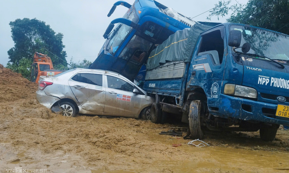 Hiện trường sạt lở vùi lấp nhiều nhà, xe ở Hà Giang