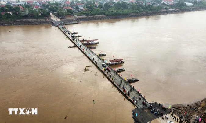 Cầu phao Phong Châu bắt đầu hoạt động từ sáng nay