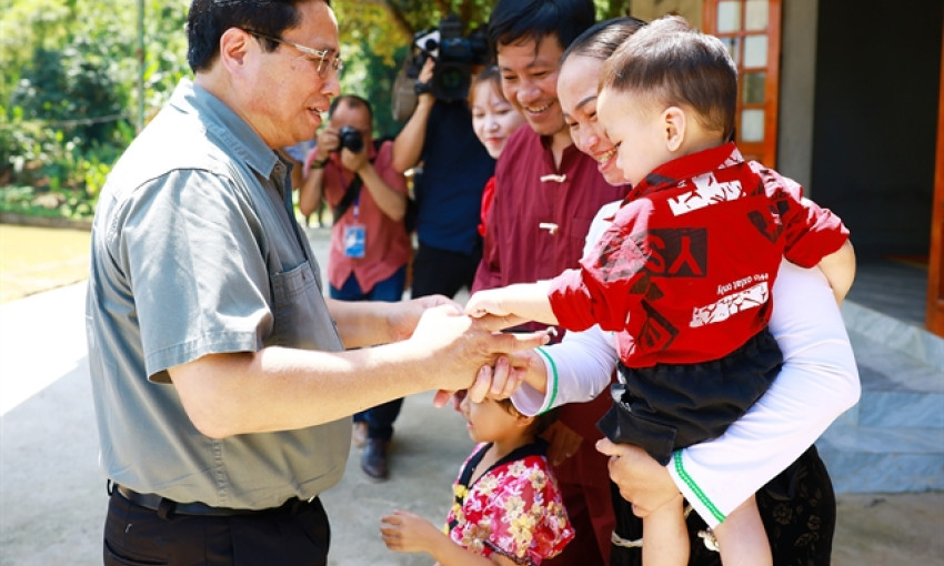 PM inspects activities to eliminate temporary, dilapidated houses in Hòa Bình