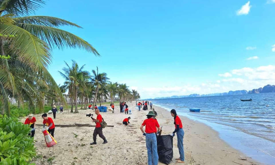 Beach cleanup held in Ha Long city