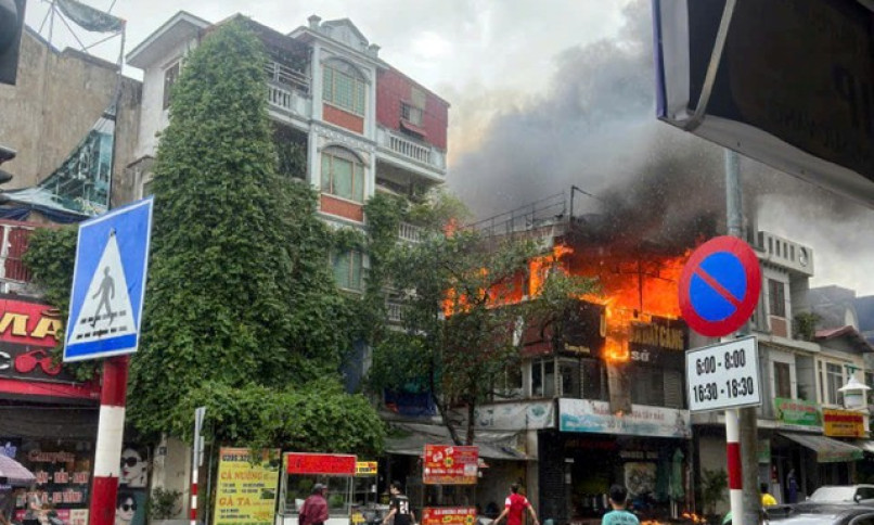 Cháy dữ dội tại nhà hàng Vua Ba Ba