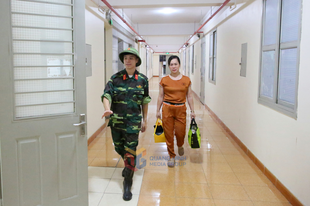 Người dân tổ 7, khu 5, phường Quang Hanh (TP Cẩm Phả) được di dời đến trú tạm tại chung cư của Công ty Khe Sim trước nguy cơ sạt lở sau bão số 3. Ảnh: Minh Hà