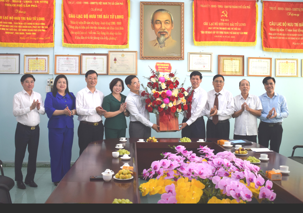Đồng chí Nguyễn Anh Tú, Bí thư Thành ủy, Chủ tịch HĐND TP Cẩm Phả tặng lẵng hoa của Thành ủy, HĐND, UBND, UB MTTQ thành phố cho lãnh đạo Ban đại diện Hội NCT TP Cẩm Phả