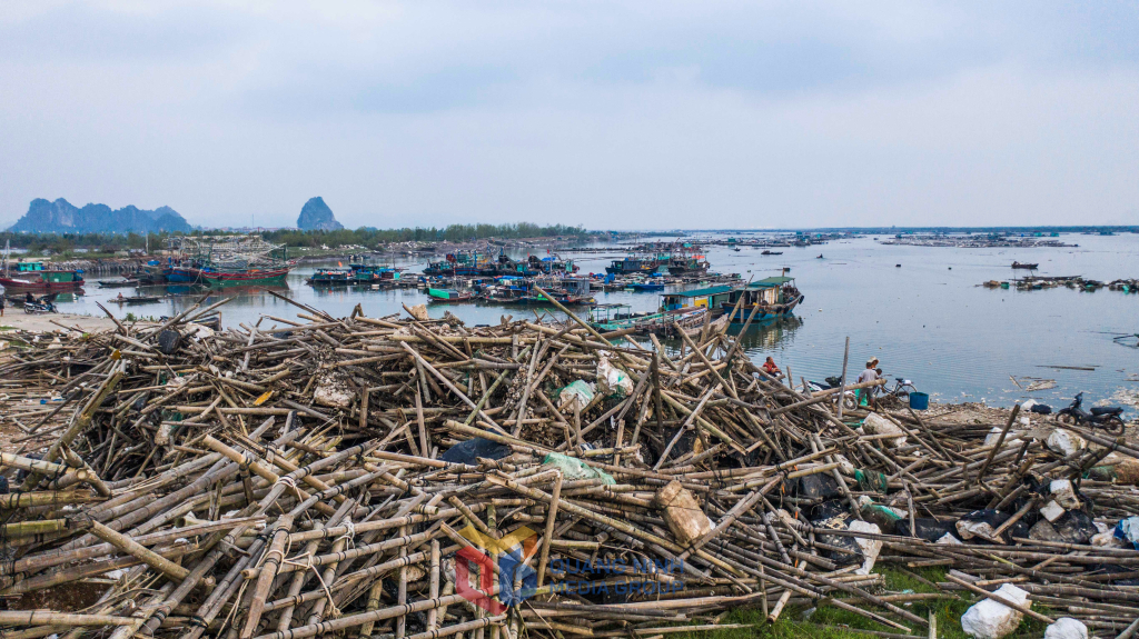 Chính quyền địa phương cùng người dân thu gom nhiều núi rác lên bờ. anh Giang