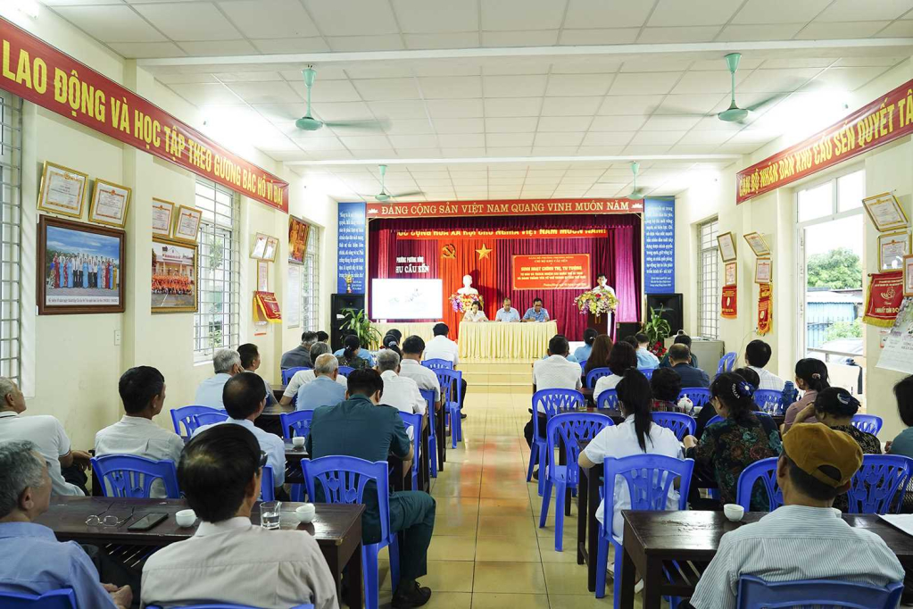 Chi bộ khu Cầu Sến, phường Phương Đông,TP Uông Bí tổ chức Sinh hoạt chính trị tư tưởng với chủ đề “Tự hào, trách nhiệm khi quần thể Di tích và Danh thắng Yên Tử trở thành Di sản thế giới”, tháng 5/2024. Ảnh: Trung tâm TT&VH Uông Bí