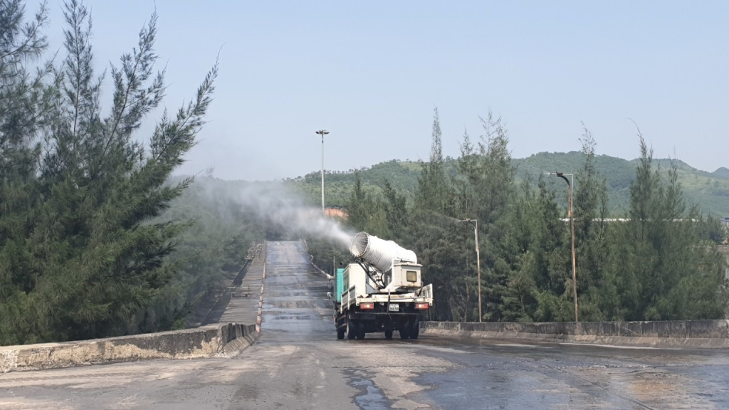 TKV duy trì thường xuyên công tác tưới nước dập bụi, vận hành trên 118 thiết bị phun sương dập bụi cao áp, 167 xe tưới đường chuyên dụng.