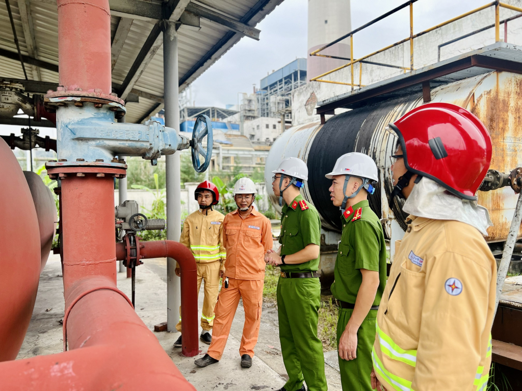 Cán bộ Phòng Cảnh sát PCCC&CNCH kiểm tra, hướng dẫn công tác PCCC tại Công ty Cổ phần Nhiệt điện Quảng Ninh.