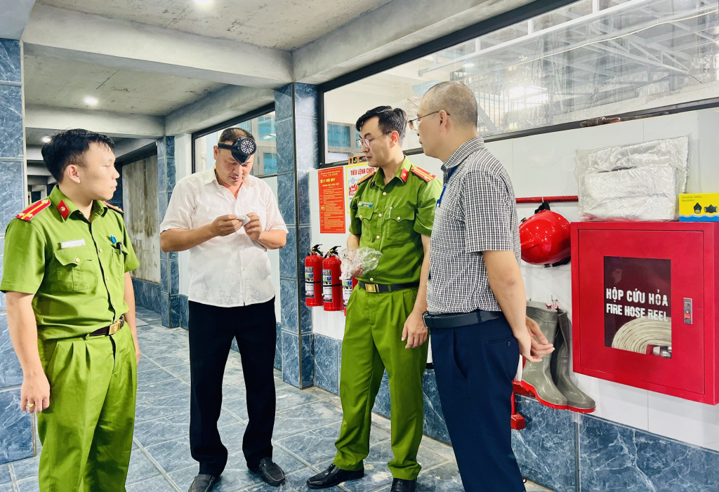 Công an TP Uông Bí kiểm tra an toàn PCCC cơ sở kinh doanh nhà trọ cho học sinh, sinh viên.