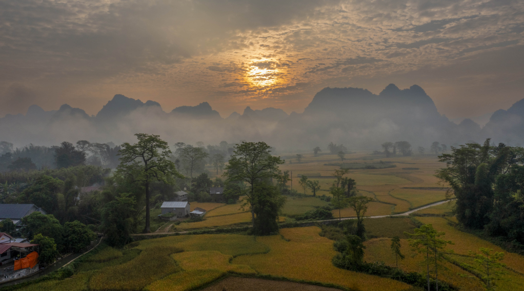 Ảnh 4: Bản làng trong sương sớm.