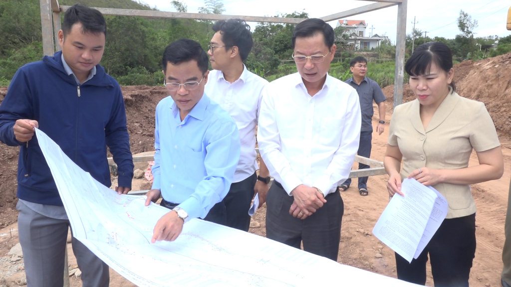 Đồng chí Lê Văn Ánh, Phó Chủ tịch HĐND tỉnh kiểm tra tiến độ một số dự án, công trình trên địa bàn huyện.