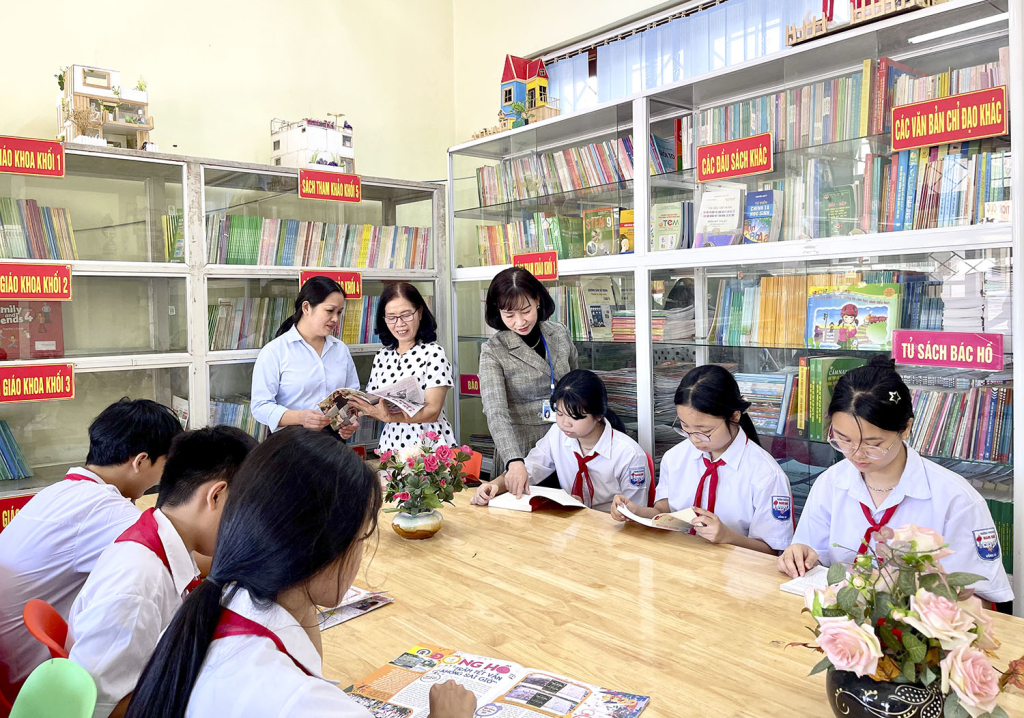 Cán bộ phường Nam Khê thăm quan thư viện Trường tiểu học Nam Khê.