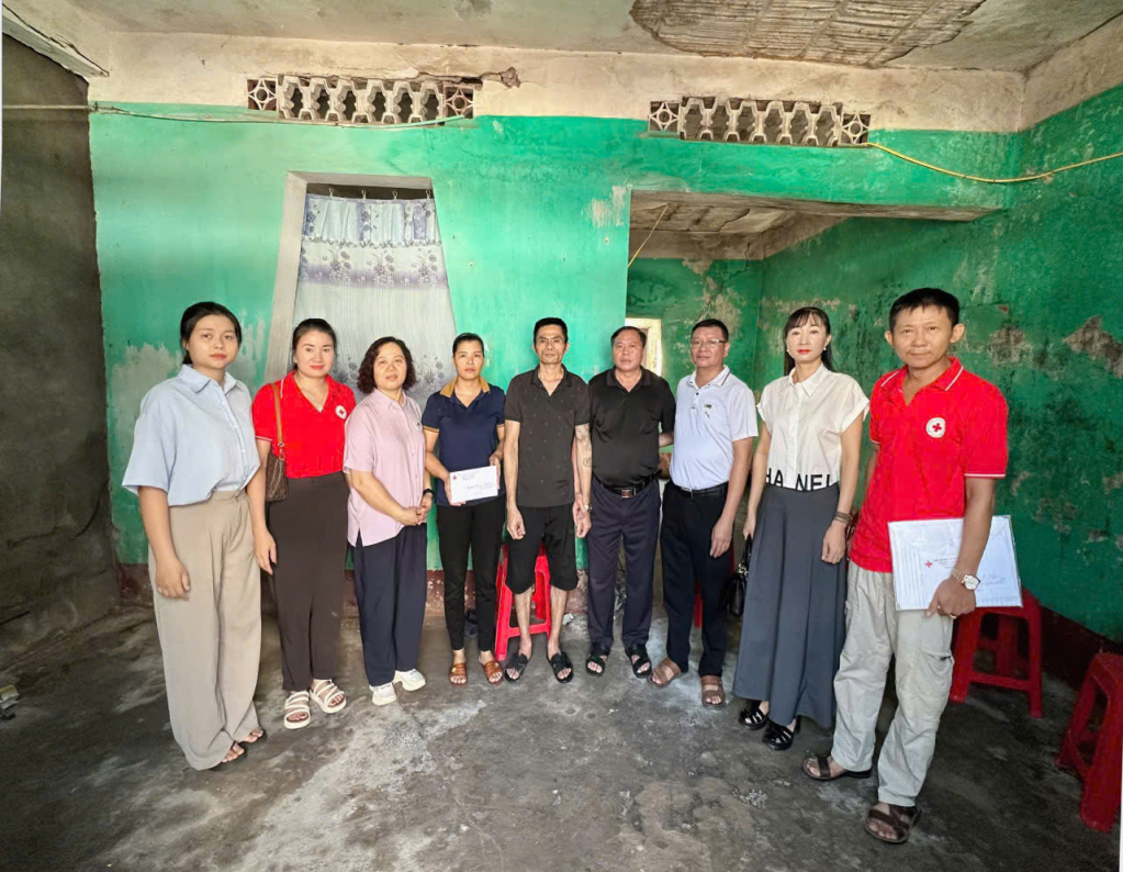 Lãnh đạo Hội CTĐ huyện Tiên Yên trao quà cho gia đình có hoàn cảnh khó khăn bị thiệt hại nặng do bão số 3 tại thị trấn Tiên Yên.