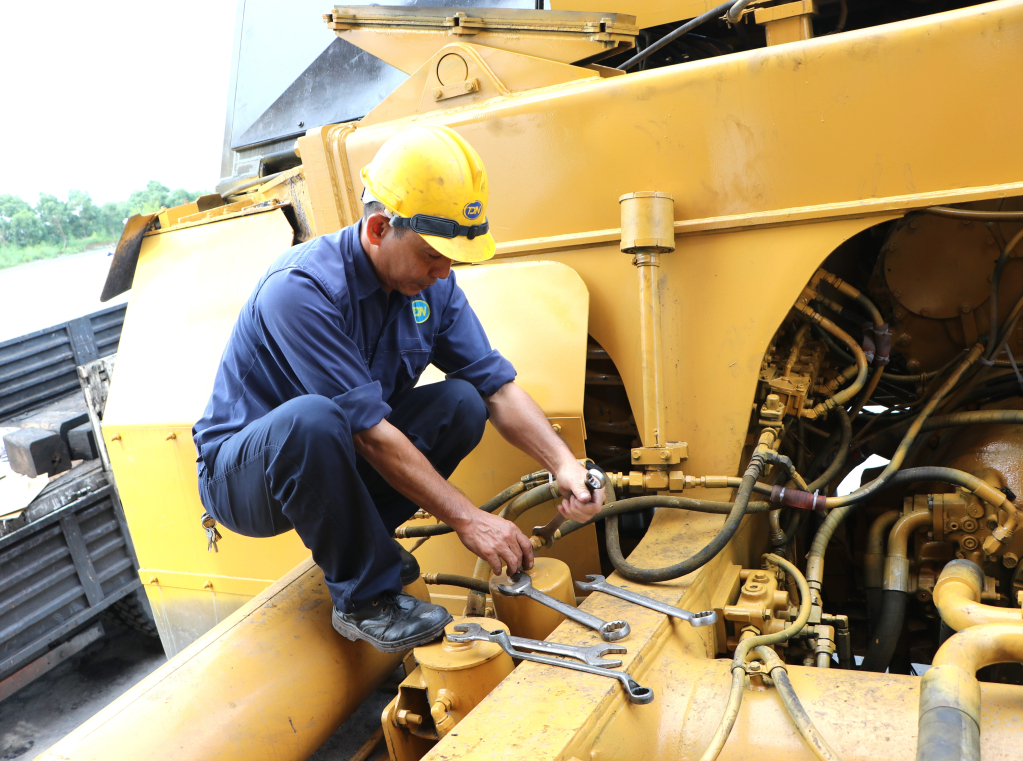 Anh Trần Quang Khảm đã gắn bó với nghề sửa chữa xe ô tô trên 30 năm.