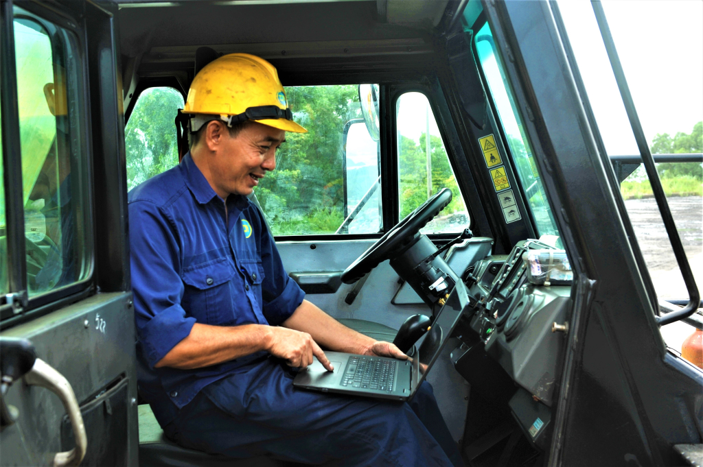 Tích cực cập nhật kiến thức mới về kĩ thuật sửa chữa xe ô tô để áp dụng kịp thời vào sản xuất.
