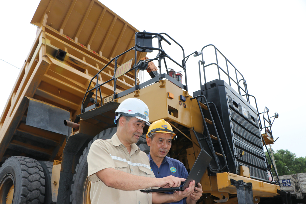 Thường xuyên trao đổi, báo cáo với Quản đốc PXVT 5 về tình trạng thiết bị.