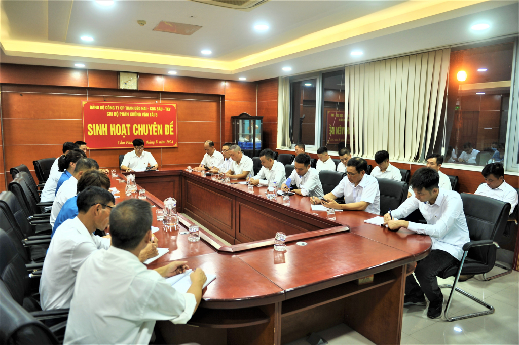 Anh Trần Quang Khảm tham gia sinh hoạt chi bộ đầy đủ và có nhiều ý kiến đóng góp tích cực.