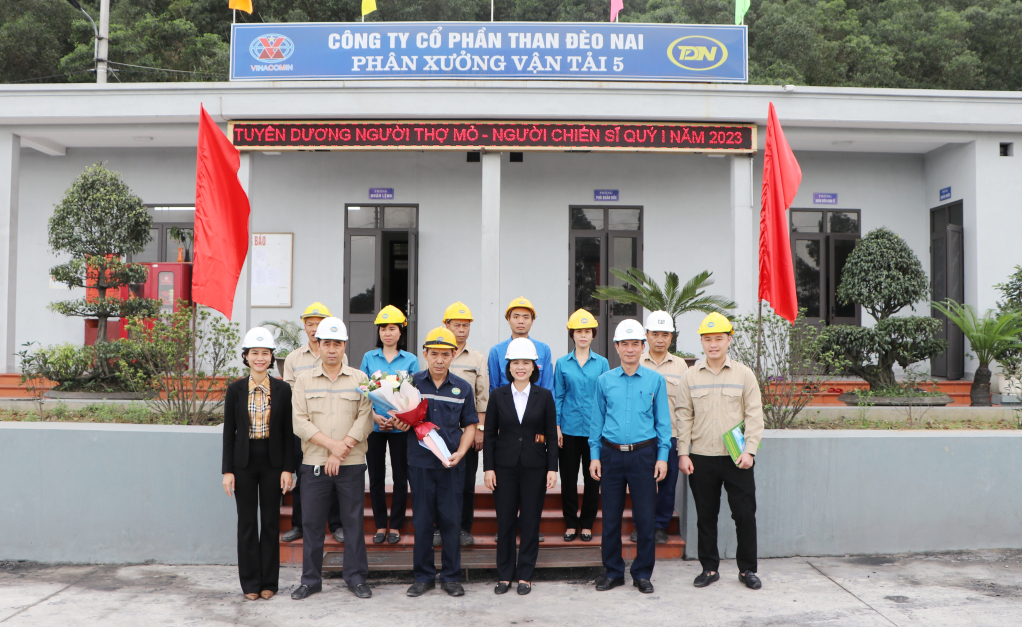 Anh được Đảng ủy Công ty tuyên dương gương Người Thợ mỏ- Người Chiến sĩ.