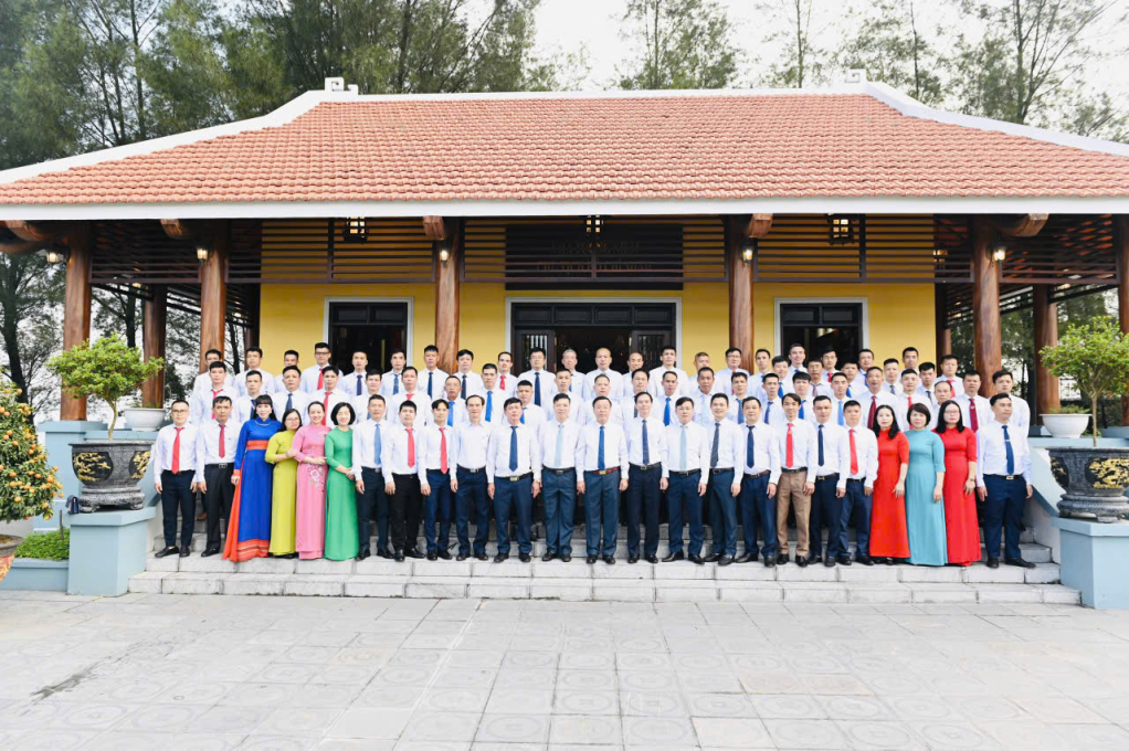 Anh Trần Quang Khảm được tham dự Đoàn đại biểudâng hương tại Di tích quốc gia địa điểm lưu niệm Bác Hồ về thăm Mỏ than Đèo Nai do Đảng ủy Than Quảng Ninh tổ chức.