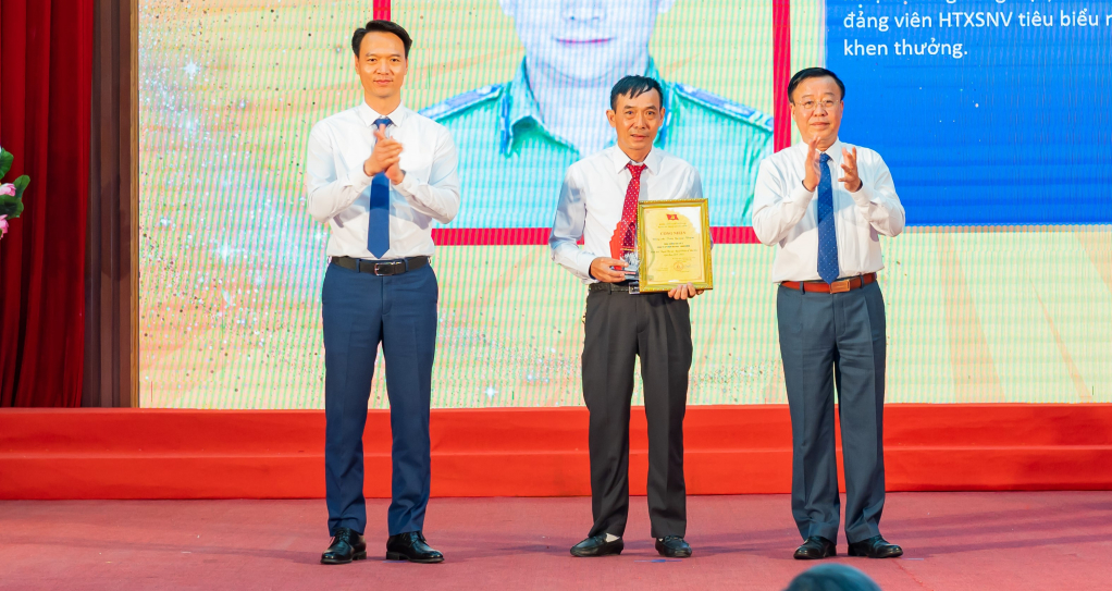 Được Đảng ủy Than Quảng Ninh tuyên dương Người Thợ mỏ - Người chiến sĩ.