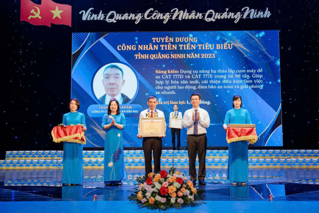 Anh Trần Quang Khảm được tỉnh Quảng Ninh tuyên dương công nhân tiên tiến tiêu biểu.