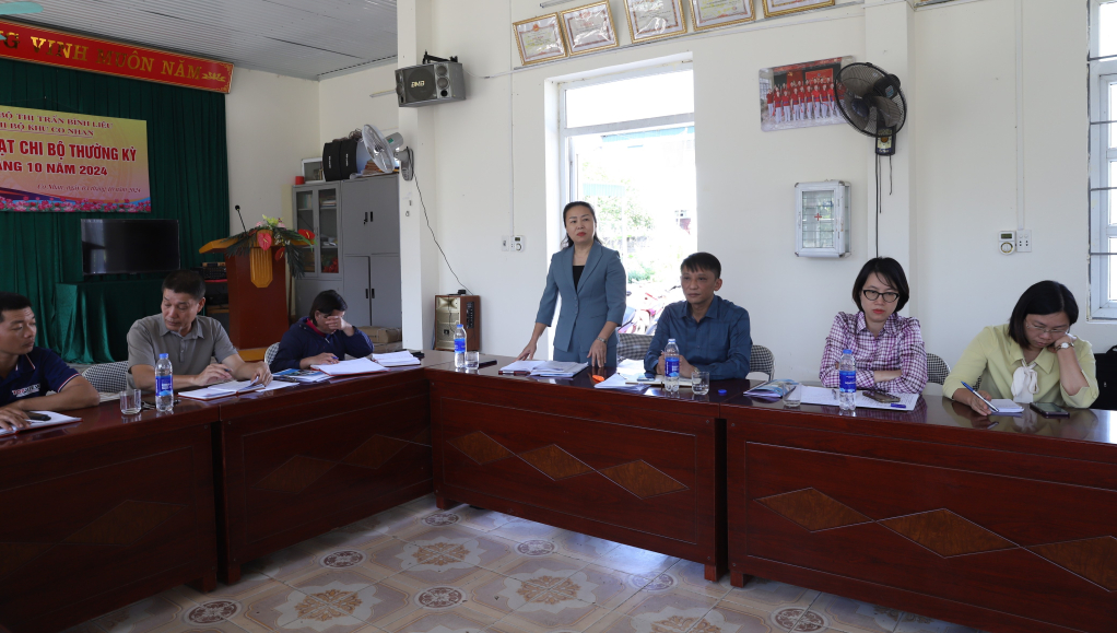 Đồng chí Vi Ngọc Bích, Ủy viên Ban Thường vụ Tỉnh ủy, Phó Chủ tịch Thường trực HĐND tỉnh phát biểu tại buổi sinh hoạt.