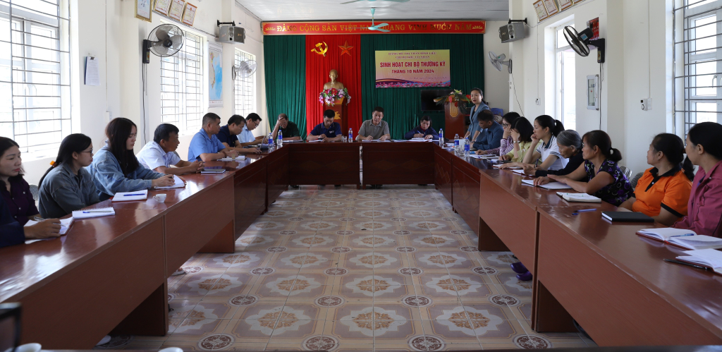 Quang cảnh buổi sinh hoạt chi bộ khu Co Nhan thị trấn Bình Liêu.