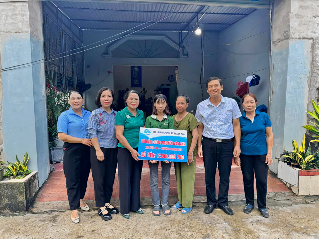 Hội LHPN TP Uông Bí trao đỡ đầu cho em Nguyễn Vân Anh, khu Hiệp An, phường Phương Nam (TP Uông Bí) với mức hỗ trợ 12 triệu đồng/năm.