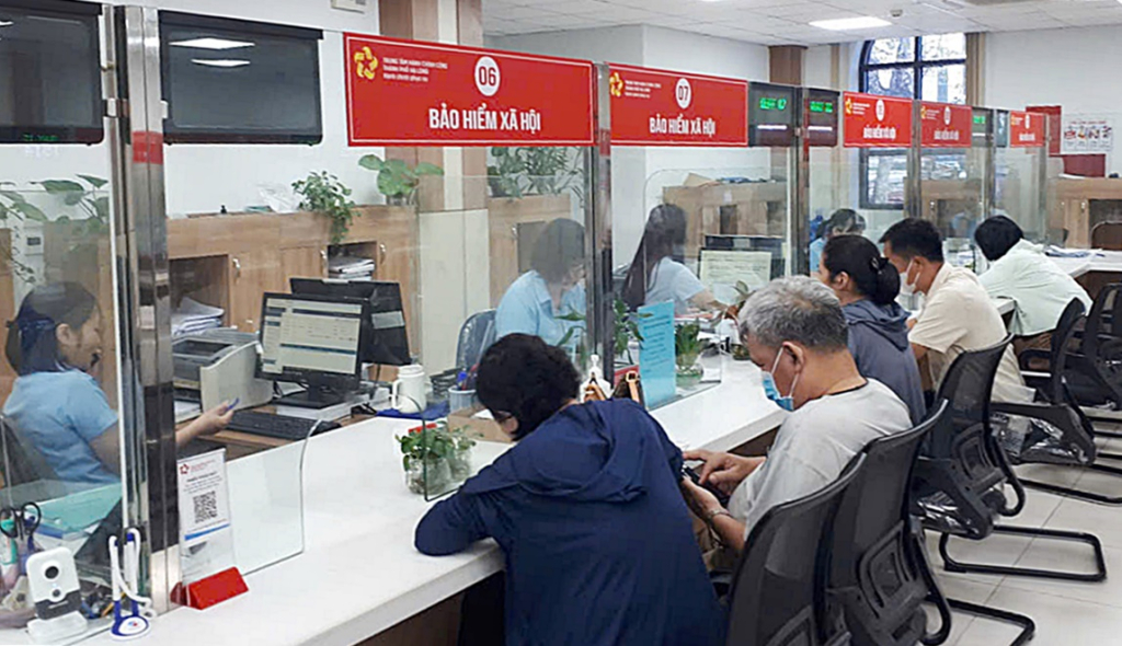 Trung tâm Hành chính công TP Hạ Long giải quyết thủ tục cho người dân liên quan chính sách BHXH, BHYT.