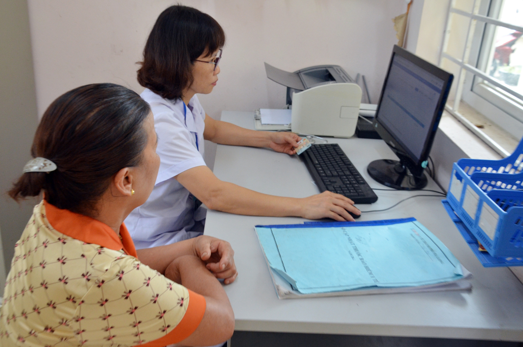 Người dân đến Trạm Y tế xã Vũ Oai (TP Hạ Long) khám chữa bệnh BHYT bằng CCCD gắn chíp.