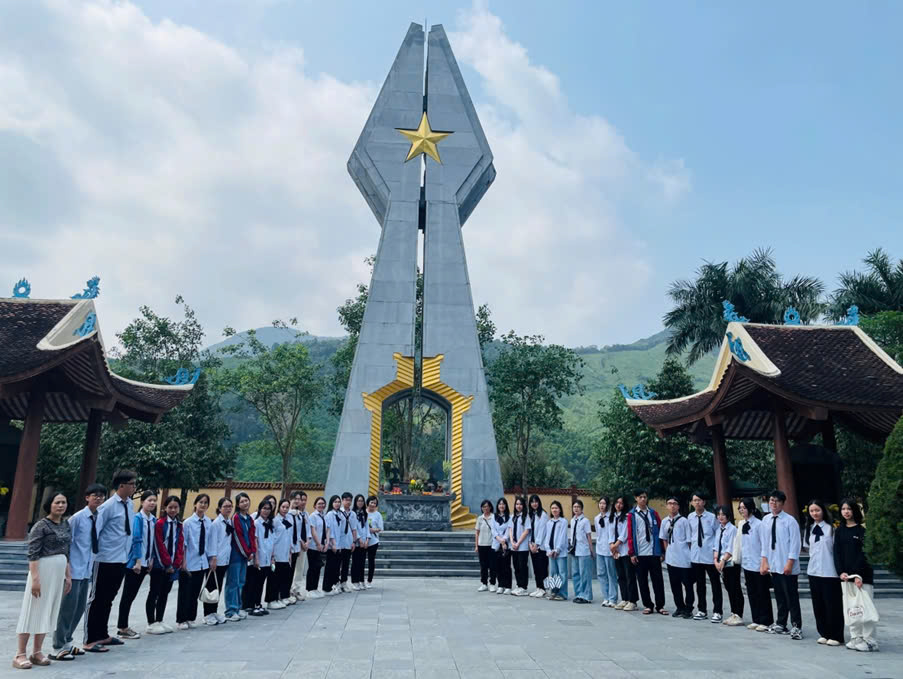 Học sinh Trường THPT Chuyên Hạ Long thăm Di tích Lịch sử Đài tưởng niệm các anh hùng, liệt sĩ Pò Hèn