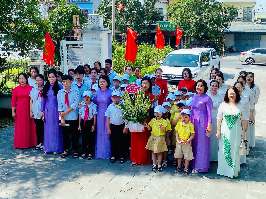 Đoàn cán bộ, giáo viên, học sinh các trường mầm non, tiểu học, trung học cơ sở Yên Đức dâng hương và thăm khu di tích nơi Bác Hồ dừng chân tại xã Hồng Thái Tây (Đông Triều). Nguồn: dongtrieu.edu.vn
