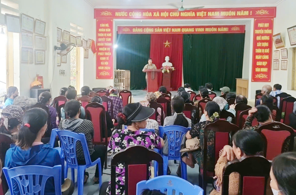Lãnh đạo xã Liên Vị đối thoại với các hộ dân thôn Vị Khê, thôn Hàn có diện tích lúa bị nhiễm mặn do thi công KCN Bắc Tiền Phong. (Ảnh do đơn vị cung cấp)