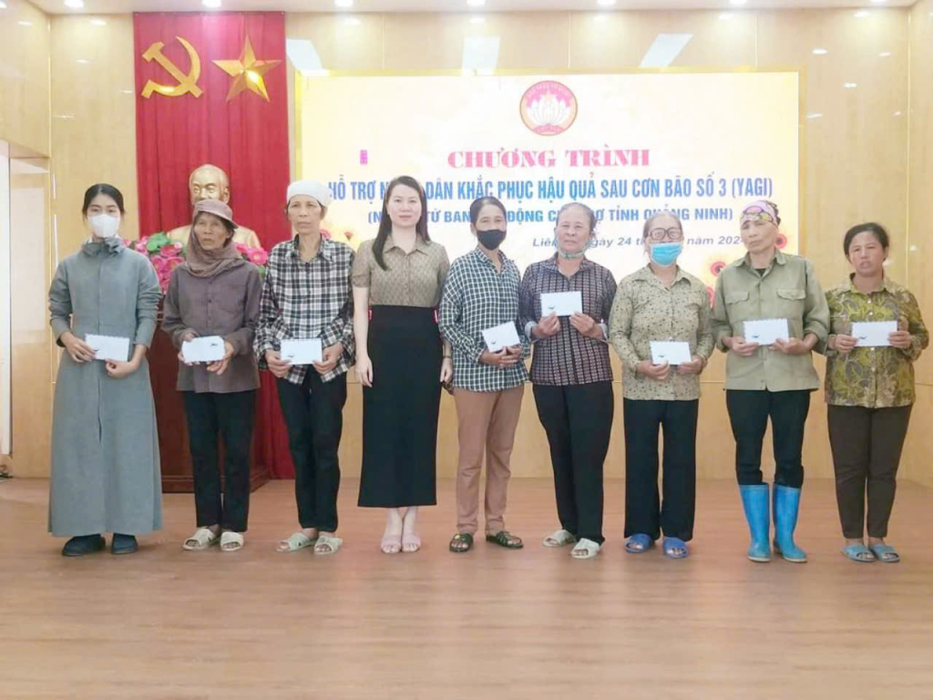 Lãnh đạo MTTQ xã Liên Vị tặng quà động viên các hộ dân bị thiệt hại do cơn bão số 3.