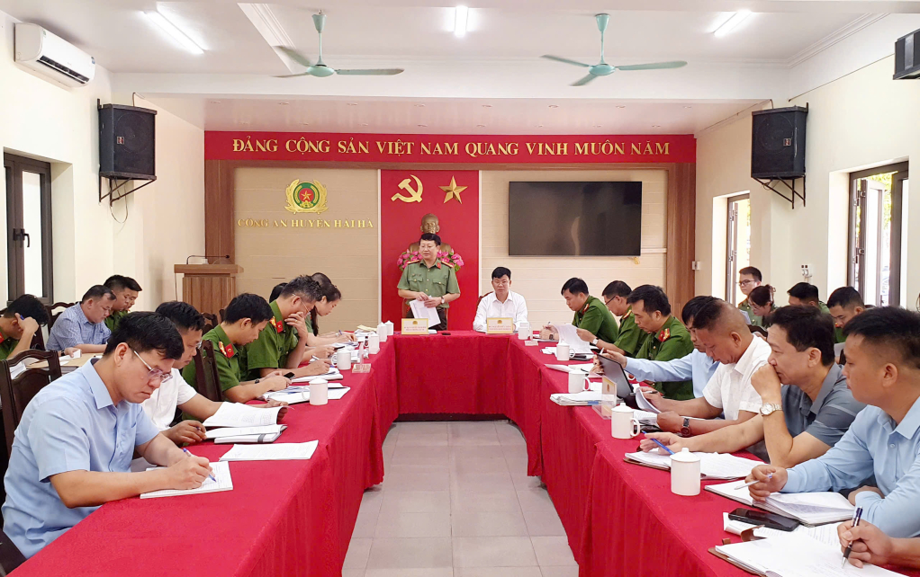 Đại tá Nguyễn Thanh Bình, Phó Cục trưởng Cục Xây dựng phong trào bảo vệ An ninh Tổ quốc - Bộ Công an phát biểu tại buổi làm việc.