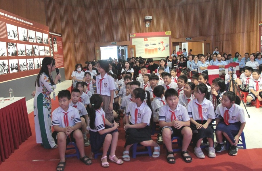 Học sinh Trường Tiểu học Lê Hồng Phong (TP Hạ Long) trả lời các câu hỏi tìm hiểu về lịch sử, văn hóa, con người Quảng Ninh.