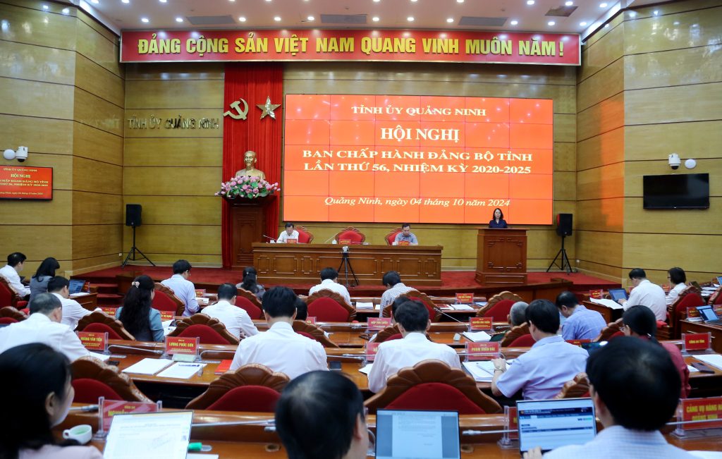Đồng chí Trịnh Thị Minh Thanh, Phó Bí thư Thường trực Tỉnh ủy thông báo nhanh kết quả Hội nghị Trung ương 10 khóa XIII.